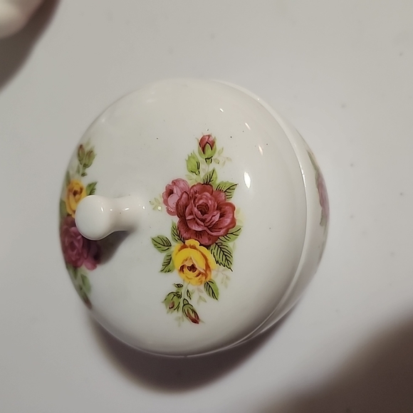 ASSORTMENT OF WHITE CERAMICS. - Picture 2 of 13